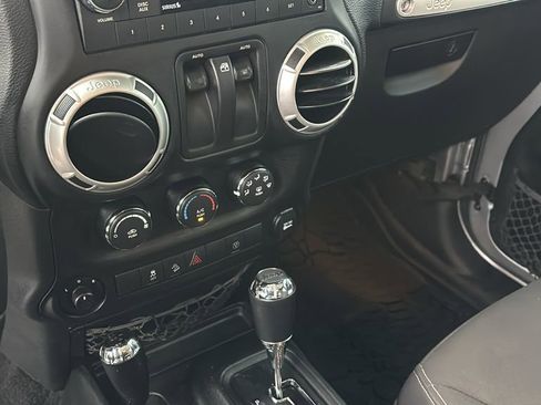 Used 2017 Jeep Wrangler Sahara image 21