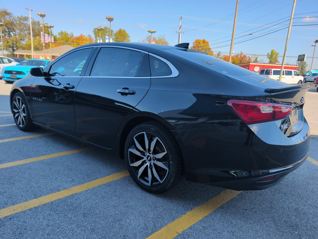 Used 2017 Chevrolet Malibu LT w/ Leather Package FWD image 5