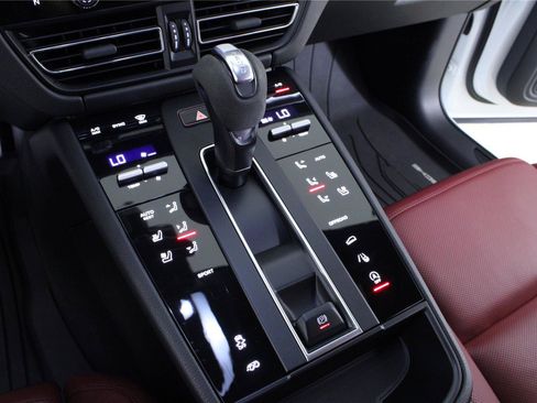 Used 2022 Porsche Macan AWD/4WD image 29