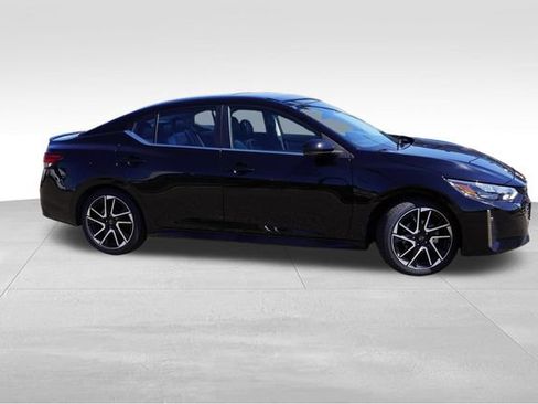 Used 2025 Nissan Sentra SR w/ SR Premium Package FWD image 3