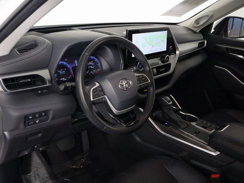 Used 2023 Toyota Highlander Platinum FWD image 7