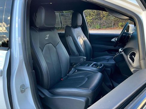 Used 2020 Chrysler Pacifica Touring-L w/ S Appearance Package image 26