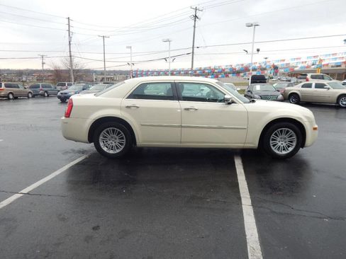 Used 2010 Chrysler 300 Touring image 6