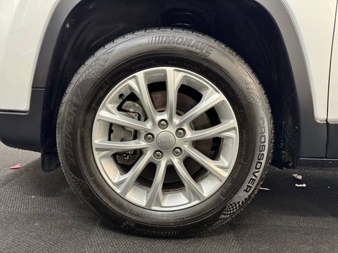 Used 2019 Jeep Cherokee Latitude w/ Cold Weather Group AWD/4WD image 13