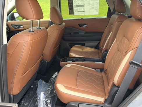 New 2026 Nissan Pathfinder Platinum FWD image 11