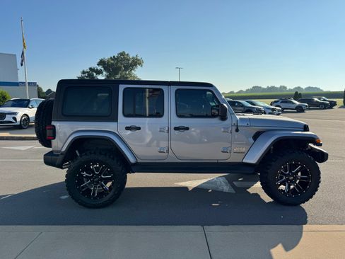Used 2018 Jeep Wrangler Unlimited Sahara AWD/4WD image 9