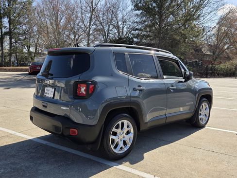 Used 2018 Jeep Renegade Latitude image 4
