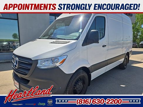 Used 2025 Mercedes-Benz Sprinter 2500 image 2