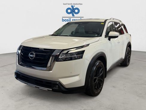 Used 2022 Nissan Pathfinder SL image 2