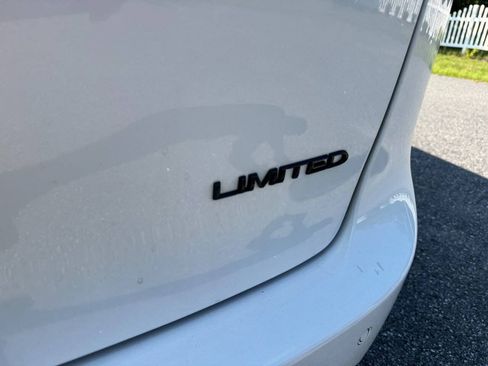 Used 2019 Chrysler Pacifica Limited w/ Advanced Safetytec Group FWD image 36