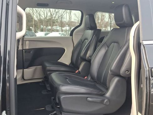 Used 2024 Chrysler Pacifica Select image 26