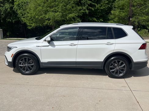 Used 2023 Volkswagen Tiguan SE w/ Panoramic Sunroof Package image 7