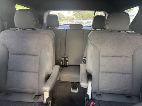 Used 2025 Chevrolet Traverse LT FWD image 25