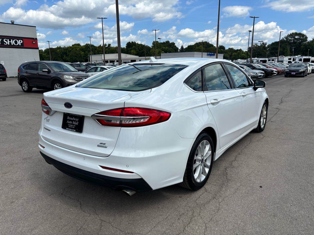Used 2019 Ford Fusion SE FWD image 3