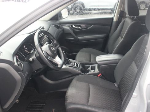 Used 2018 Nissan Rogue SV image 16