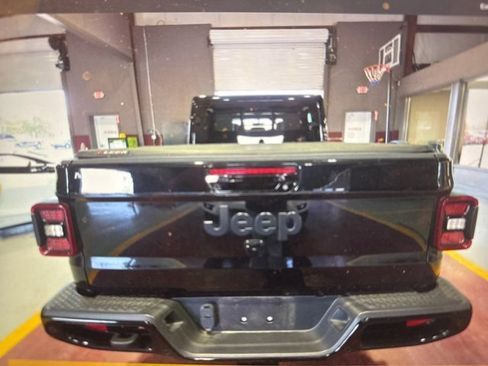 Used 2022 Jeep Gladiator Overland image 4