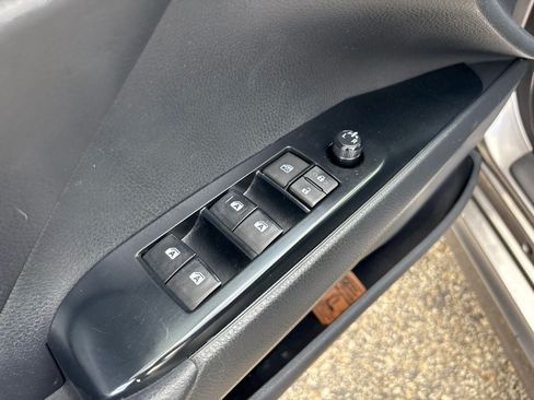 Used 2018 Toyota Camry SE FWD image 16