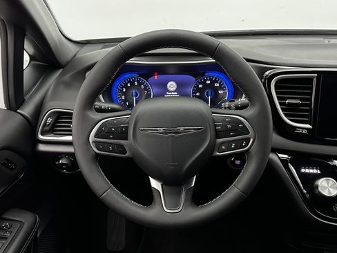 Used 2025 Chrysler Pacifica Select image 26