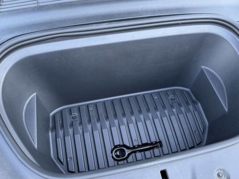 Used 2022 Tesla Model Y Long Range image 11