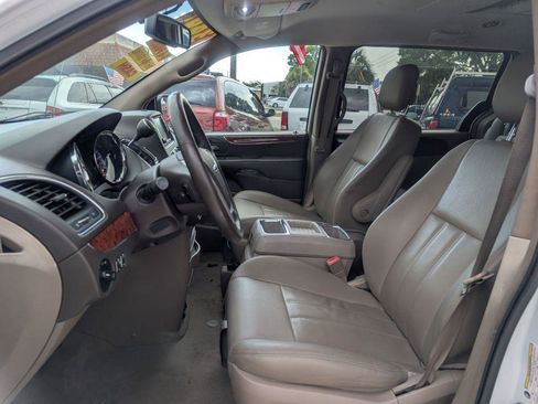 Used 2016 Chrysler Town & Country Touring FWD image 9