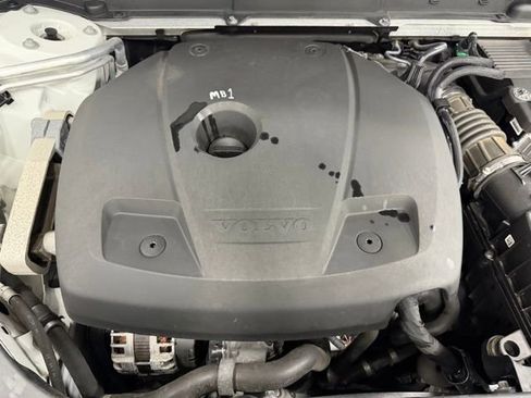 Used 2021 Volvo XC60 T6 Momentum image 11