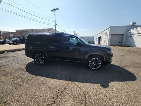 Used 2022 Jeep Wagoneer Series III w/ Premium Group I AWD/4WD image 9