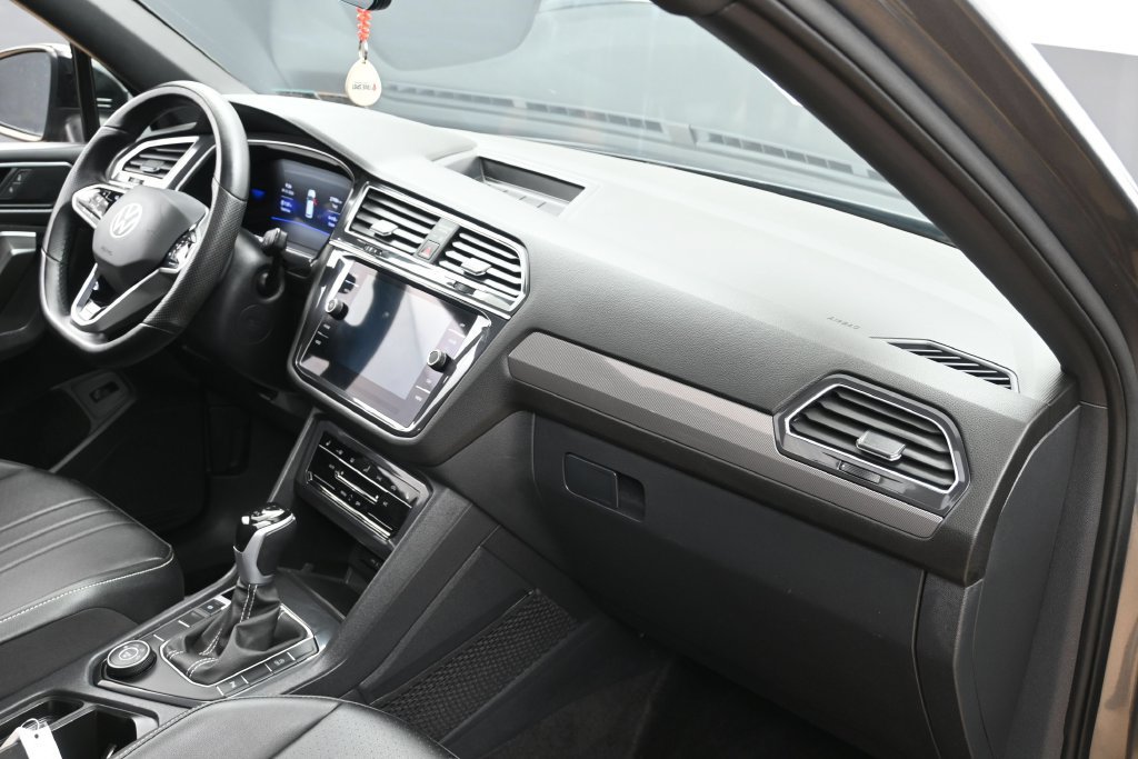 Used 2024 Volkswagen Tiguan SE R-Line AWD/4WD image 28