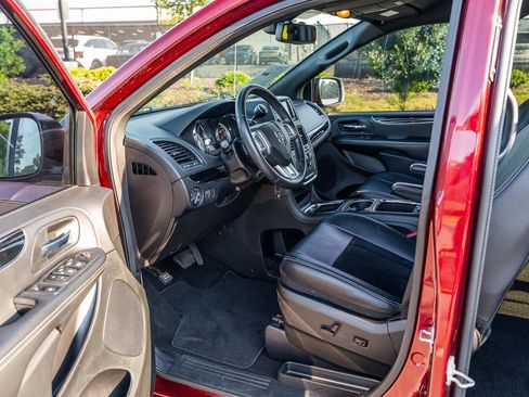 Used 2018 Dodge Grand Caravan SXT w/ Blacktop Package FWD image 22