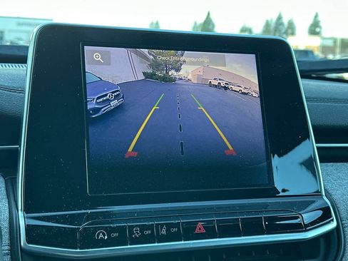 Used 2025 Jeep Compass Latitude image 21