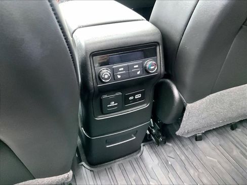 Used 2023 GMC Acadia SLT w/ Preferred Package image 29