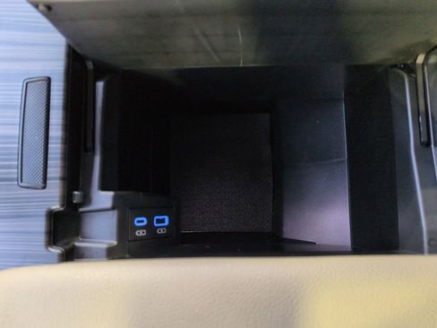 Used 2024 Toyota Sienna Limited image 26