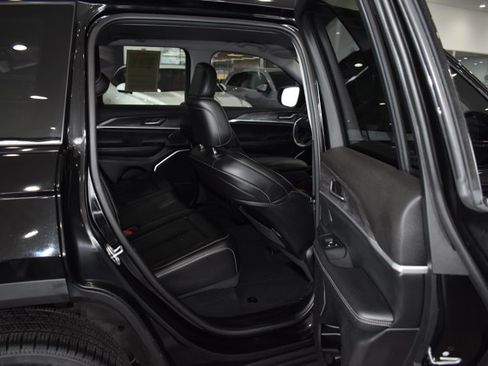 Used 2023 Jeep Grand Cherokee Limited w/ Black Appearance Package AWD/4WD image 15