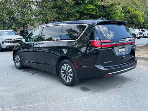 Used 2023 Chrysler Pacifica Touring-L FWD image 5