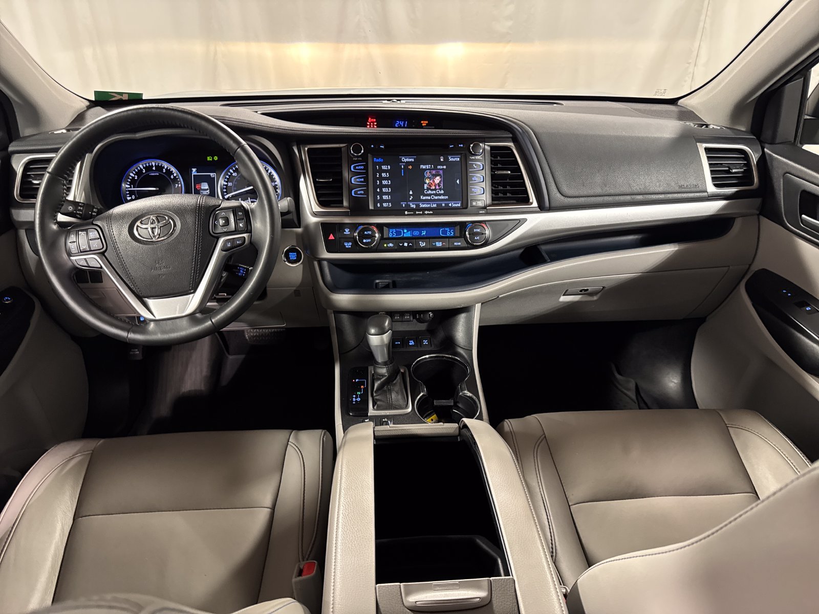 Used 2017 Toyota Highlander XLE AWD/4WD image 4