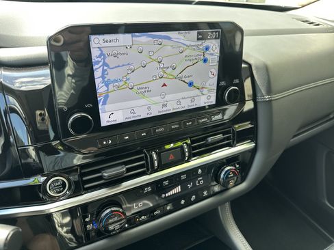 Used 2023 Nissan Pathfinder Platinum image 17