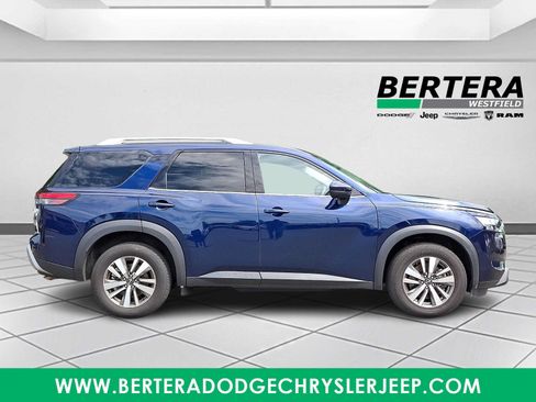 Used 2025 Nissan Pathfinder SL AWD/4WD image 7