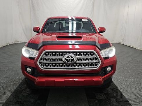 Used 2017 Toyota Tacoma TRD Sport AWD/4WD image 2