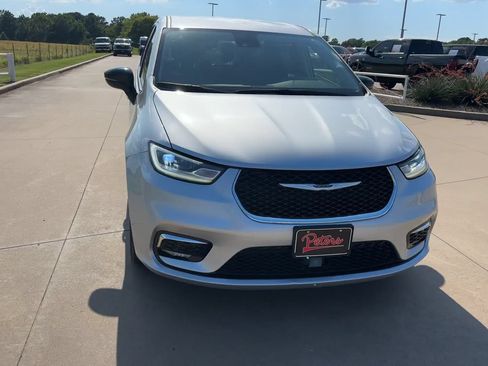 Used 2024 Chrysler Pacifica Touring-L FWD image 4