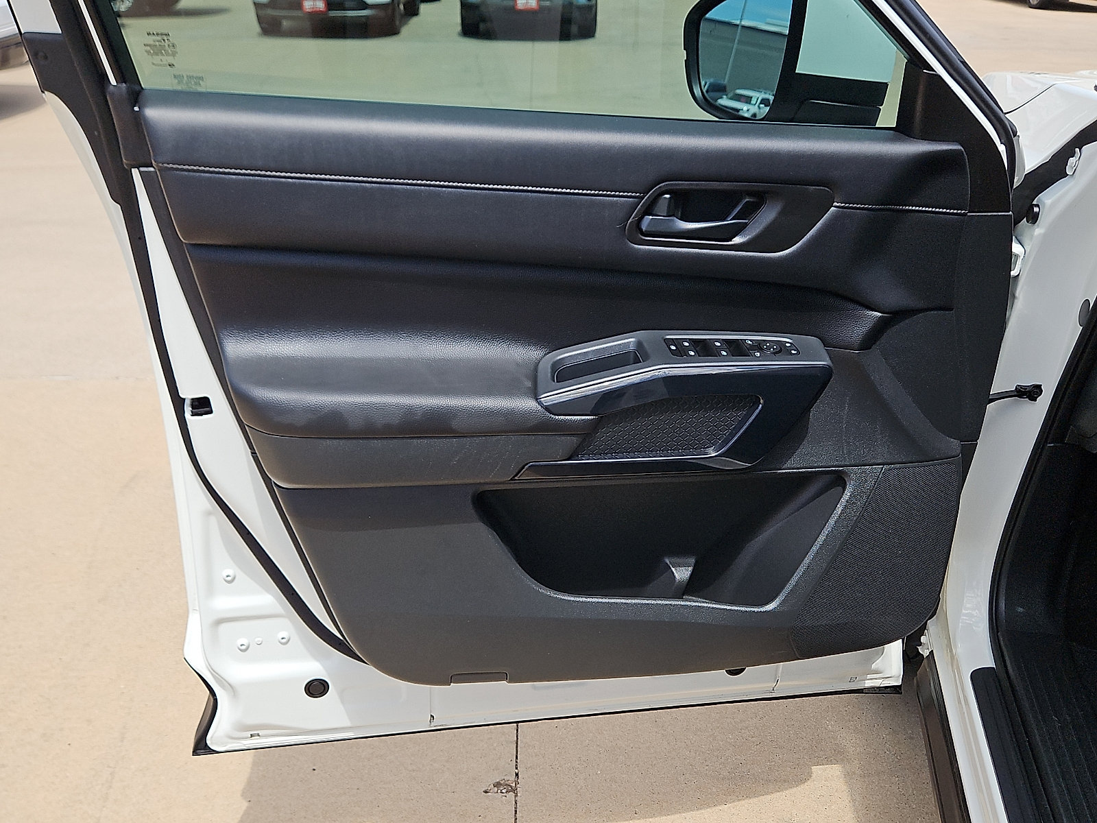 Used 2024 Nissan Pathfinder SV FWD image 12