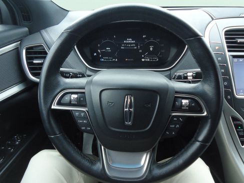 Used 2019 Lincoln Nautilus Premier image 12