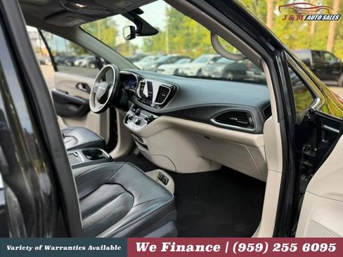 Used 2019 Chrysler Pacifica Limited FWD image 38