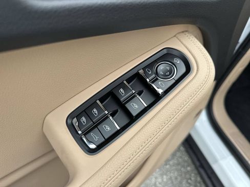Certified 2026 Porsche Macan AWD/4WD image 9
