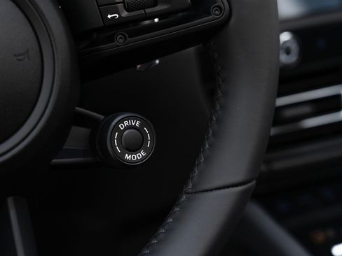 Certified 2025 Porsche Macan AWD/4WD image 27