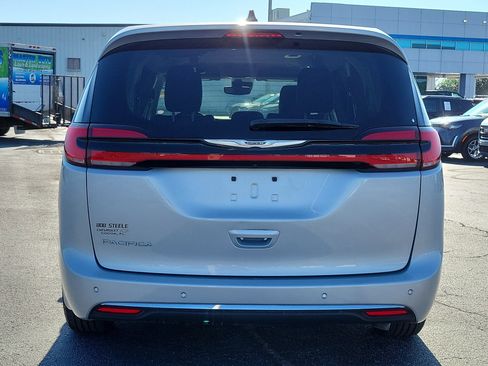 Used 2024 Chrysler Pacifica Touring-L image 5
