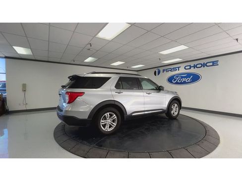 Used 2020 Ford Explorer XLT w/ Equipment Group 202A image 2