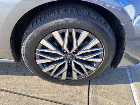 Used 2025 Nissan Altima 2.5 SV FWD image 33