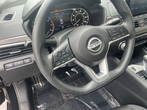 Used 2025 Nissan Altima 2.5 SV FWD image 28
