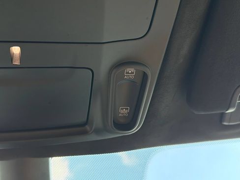 Used 2023 Chrysler Pacifica Pinnacle FWD image 35