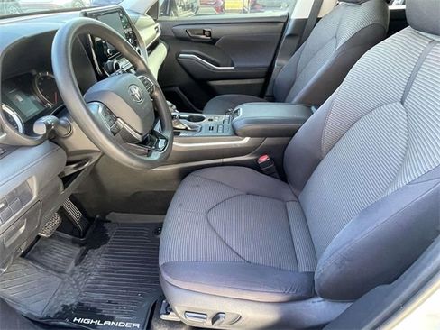 Used 2020 Toyota Highlander L image 15