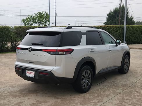 Used 2025 Nissan Pathfinder SV FWD image 5